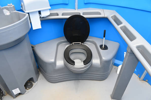 Porta potty delivery and setup in Roland, IA